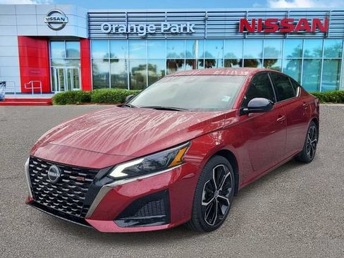 Used 2025 Nissan Altima 2.5 SR w/ SR Premium Package FWD image 4