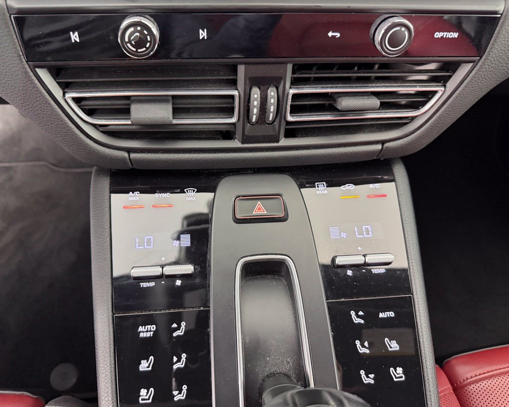 Used 2023 Porsche Macan AWD/4WD image 33
