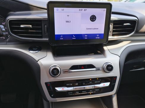 Used 2022 Ford Explorer XLT w/ Equipment Group 202A image 19