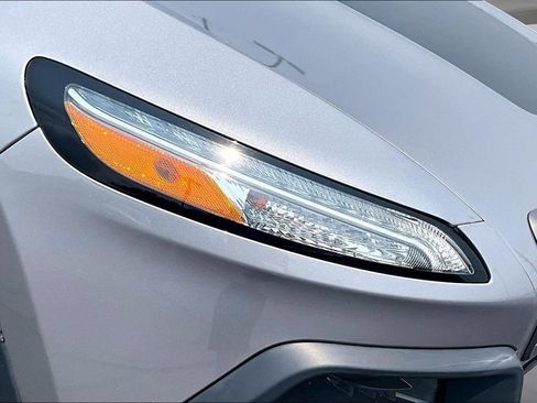 Used 2017 Jeep Cherokee Trailhawk AWD/4WD image 29