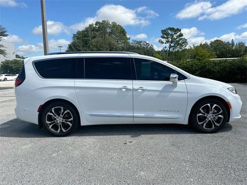 Used 2024 Chrysler Pacifica Pinnacle image 3