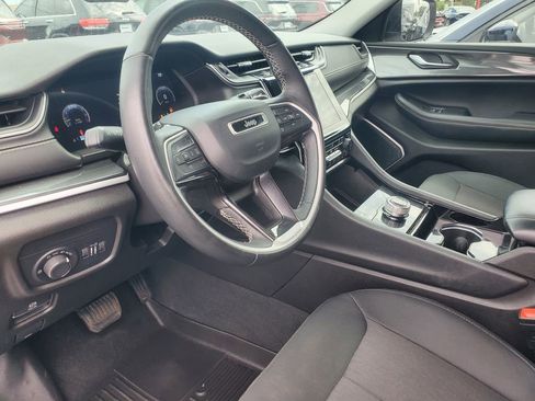 Used 2022 Jeep Grand Cherokee Laredo w/ Luxury Tech Group I AWD/4WD image 11