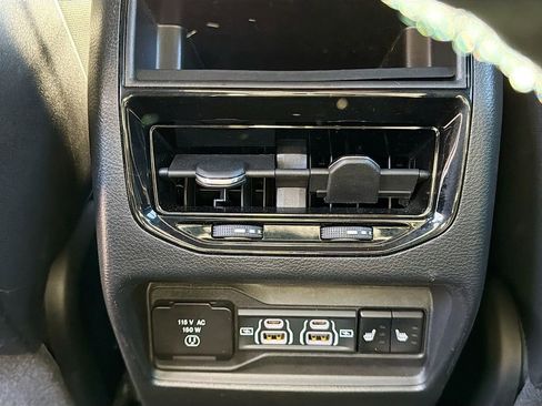 Used 2024 Jeep Grand Cherokee Limited image 23