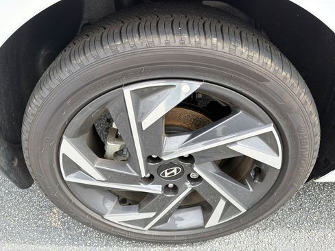Used 2025 Hyundai Elantra SEL image 18