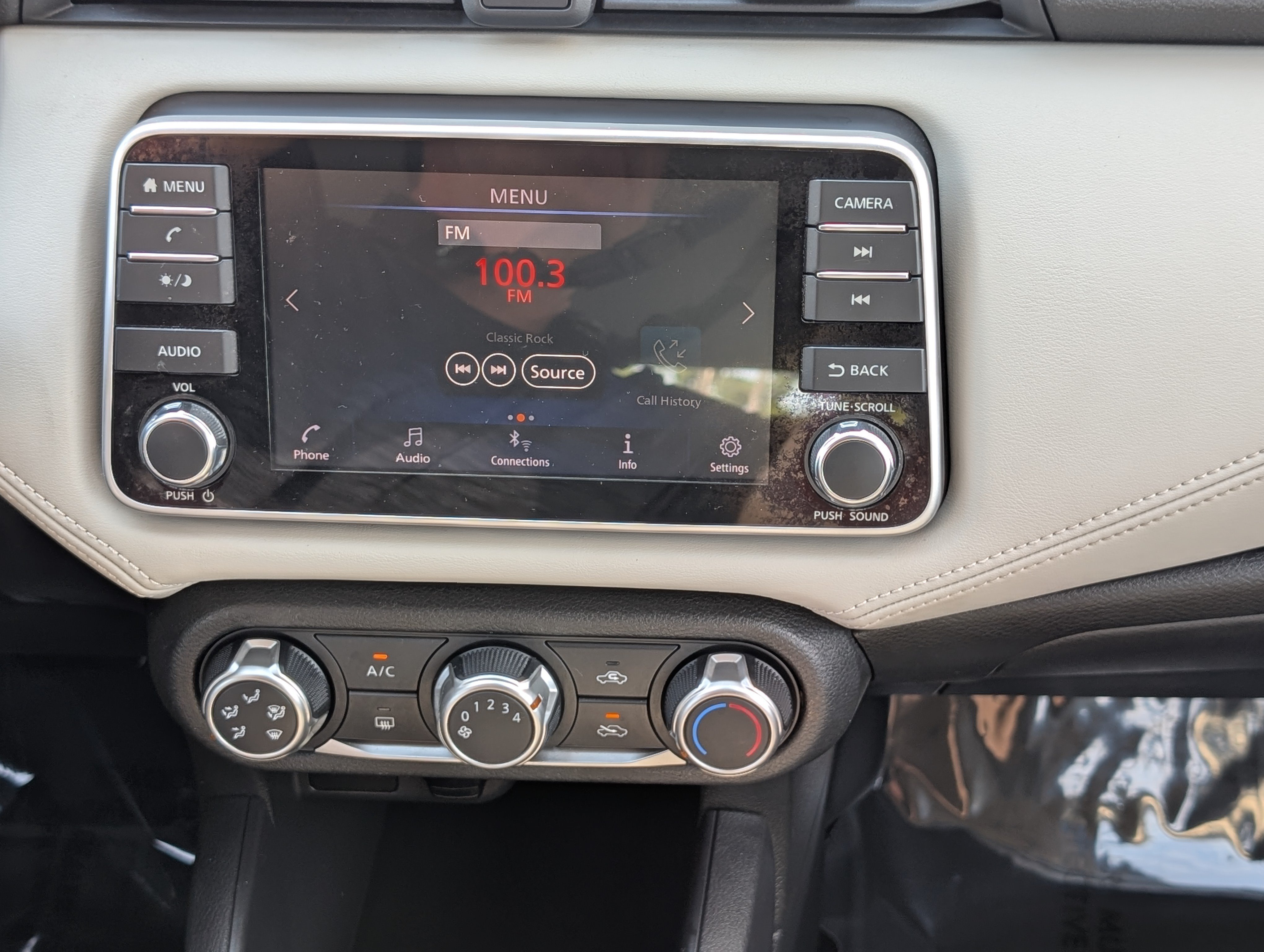 Used 2020 Nissan Versa SV FWD image 24