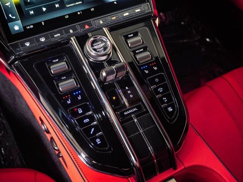 Used 2025 Aston Martin V8 Vantage Coupe RWD image 29