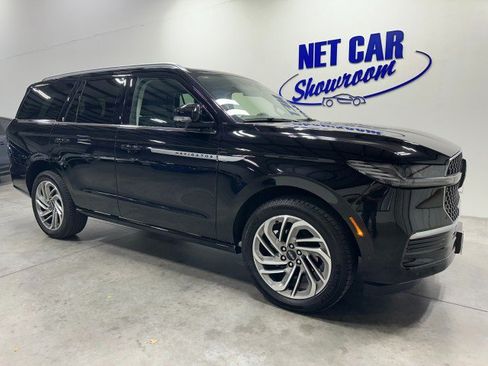 Used 2025 Lincoln Navigator Reserve AWD/4WD image 4