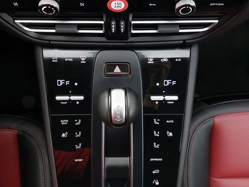 Used 2024 Porsche Macan image 23