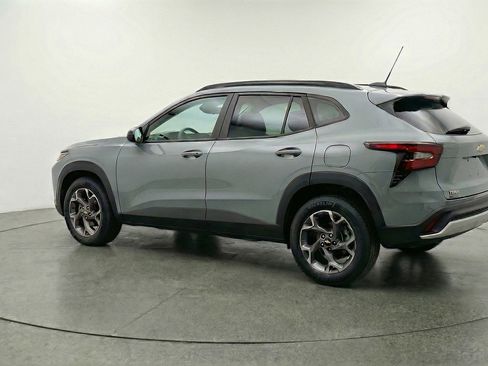 Used 2025 Chevrolet Trax LT w/ LT Convenience Package FWD image 6