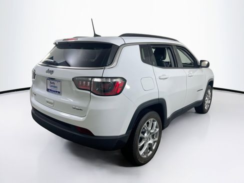 Used 2022 Jeep Compass Latitude w/ Sun and Sound Group AWD/4WD image 5