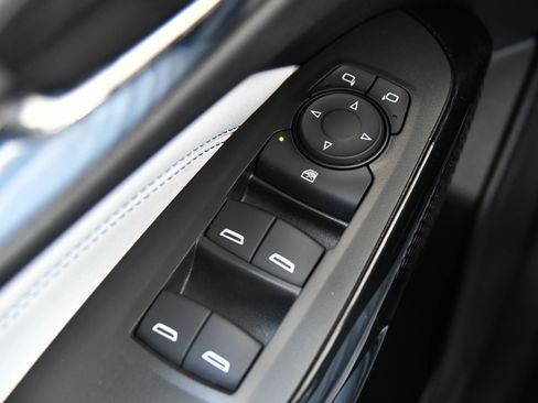 Used 2025 Chevrolet Trax LT w/ LT Convenience Package FWD image 34