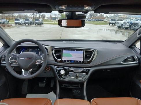 Used 2025 Chrysler Pacifica Pinnacle FWD image 36