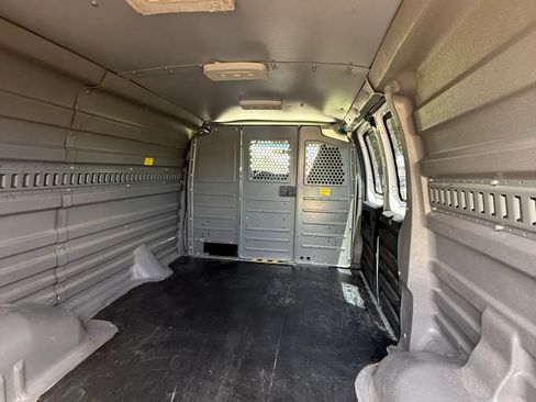 Used 2017 Chevrolet Express 3500 RWD image 8