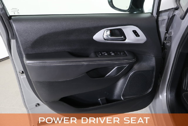 Used 2025 Chrysler Pacifica Limited FWD image 21