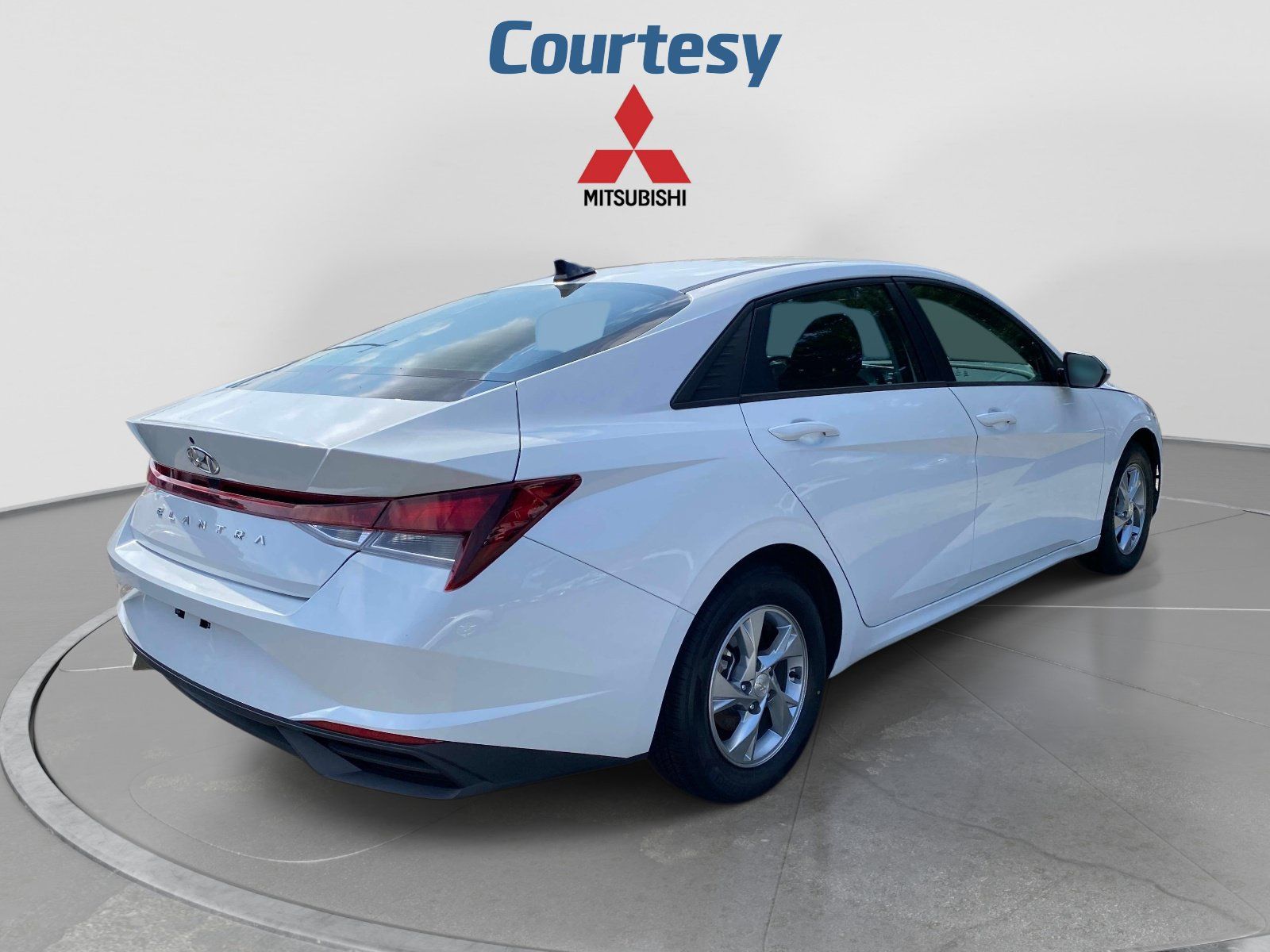 Used 2021 Hyundai Elantra SE FWD image 5