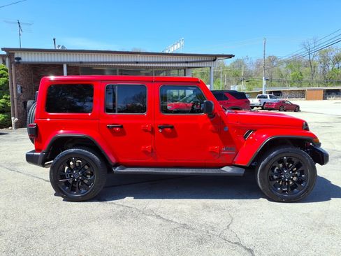 Used 2025 Jeep Wrangler Unlimited Sahara AWD/4WD image 2