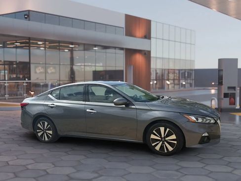 Used 2019 Nissan Altima 2.5 SV FWD image 12