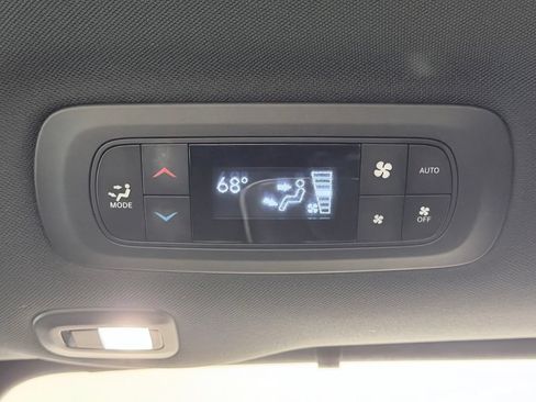 Used 2025 Chrysler Pacifica Limited FWD image 22