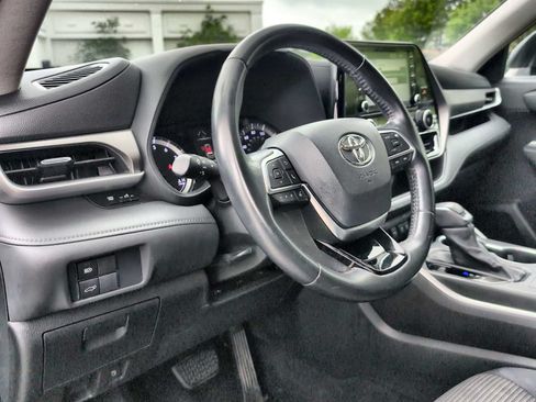 Used 2021 Toyota Highlander LE AWD/4WD image 10