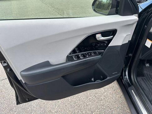 Used 2018 Kia Niro Touring FWD image 9