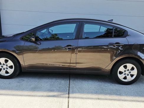 Used 2017 Kia Forte LX image 2