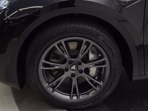 Used 2024 Tesla Model Y Long Range image 12