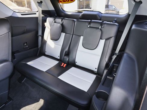 Used 2022 Ford Explorer XLT w/ Equipment Group 202A image 16