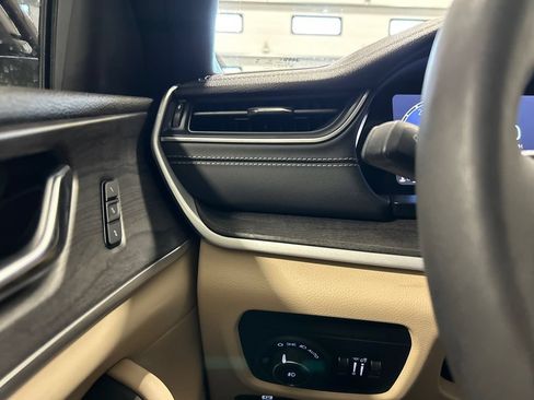 Used 2024 Jeep Grand Cherokee Limited w/ Luxury Tech Group II AWD/4WD image 19