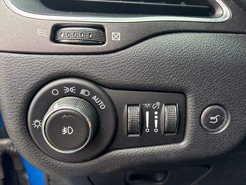 Used 2019 Jeep Cherokee Trailhawk AWD/4WD image 16