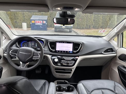 Used 2024 Chrysler Pacifica Touring-L image 16