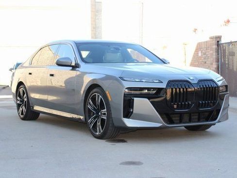 Used 2023 BMW 740i w/ Executive Package image 2