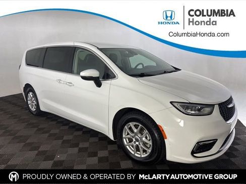 Used 2023 Chrysler Pacifica Touring-L FWD image 1
