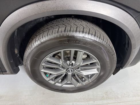 Used 2023 Nissan Rogue S image 11