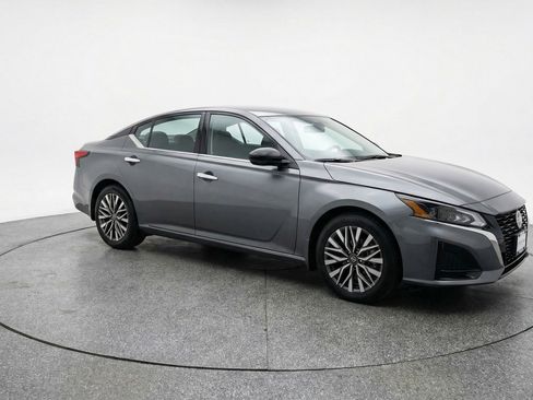 Used 2025 Nissan Altima 2.5 SV image 1