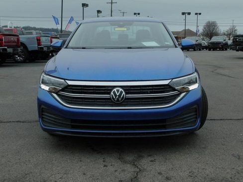 Used 2024 Volkswagen Jetta SE FWD image 3