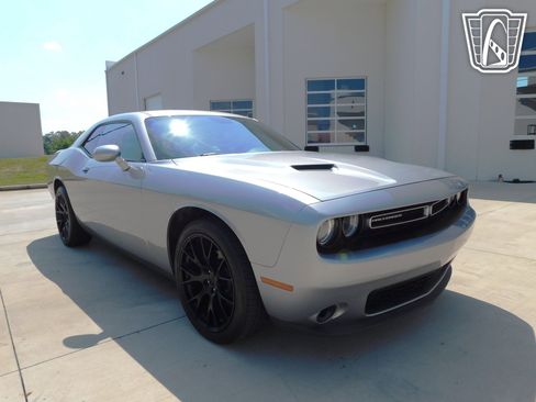 Used 2015 Dodge Challenger SXT w/ Driver Convenience Group RWD image 37