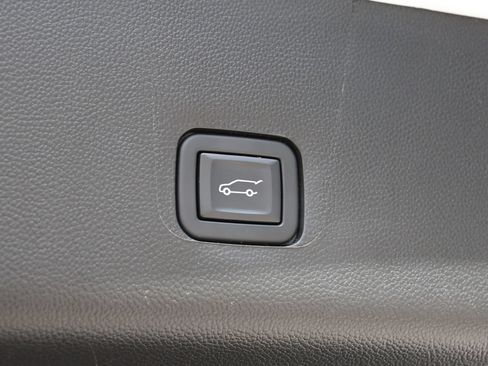 Used 2023 Chevrolet Traverse RS FWD image 40