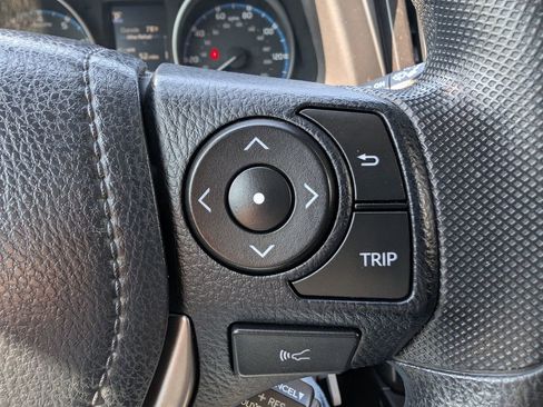 Used 2018 Toyota RAV4 LE AWD/4WD image 25