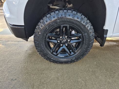 Used 2022 Chevrolet Silverado 1500 LT Trail Boss w/ Convenience Package II image 2