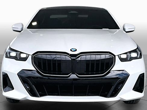 Used 2025 BMW 530i w/ M Sport Package RWD image 3