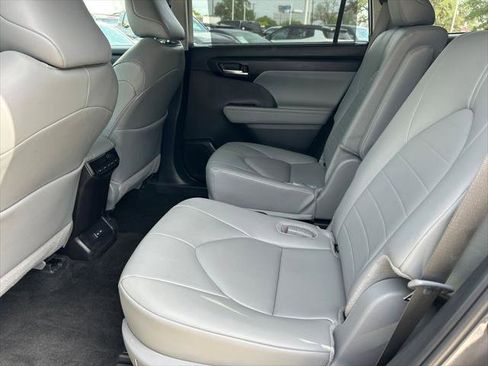 Certified 2025 Toyota Highlander XLE FWD image 17