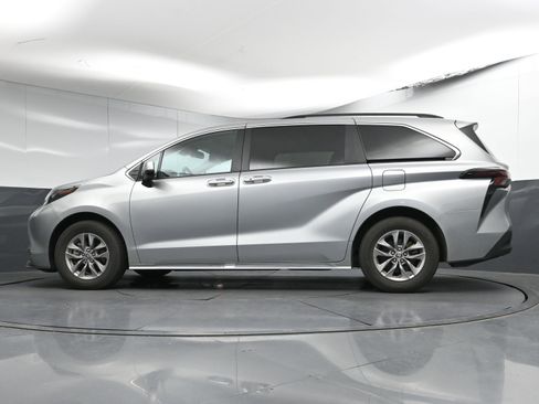 Certified 2024 Toyota Sienna XLE image 30