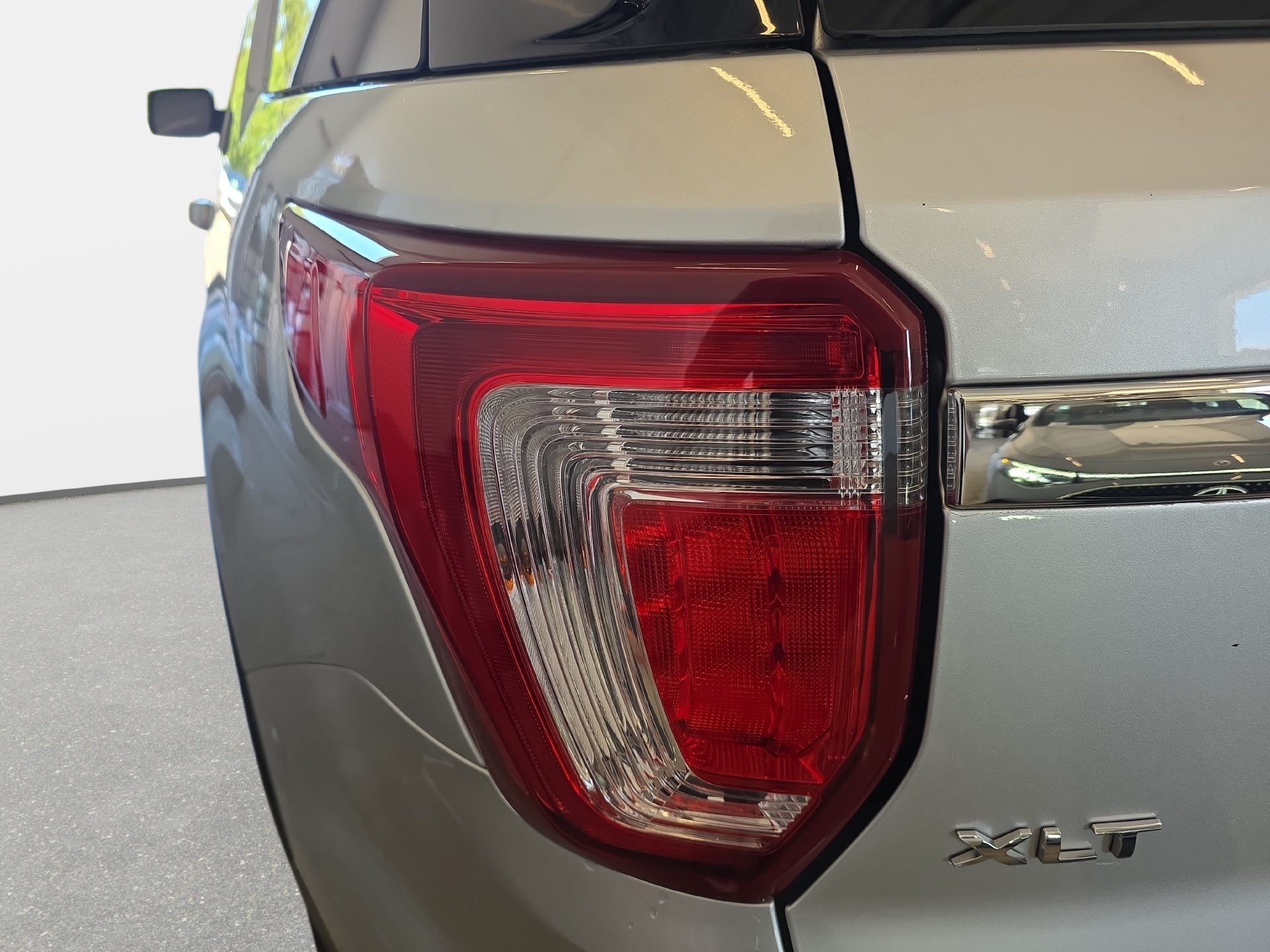 Used 2019 Ford Explorer XLT w/ Equipment Group 202A FWD image 32