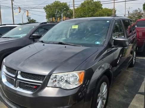 Used 2019 Dodge Grand Caravan SXT FWD image 2