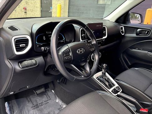 Used 2023 Hyundai Venue Limited image 13