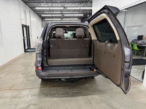 Used 2017 Lexus GX 460 Luxury w/ Preferred Accessory Package AWD/4WD image 18