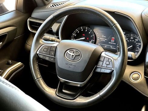 Used 2021 Toyota Highlander XSE AWD/4WD image 33