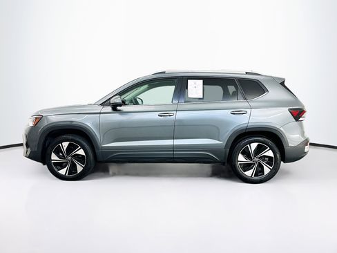 Used 2025 Volkswagen Taos SE AWD/4WD image 4