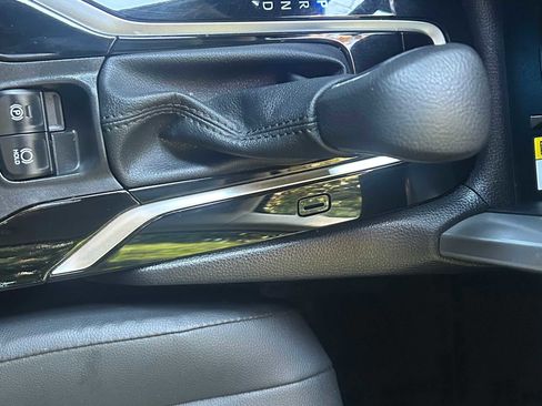 Used 2022 Toyota Corolla Cross XLE image 17