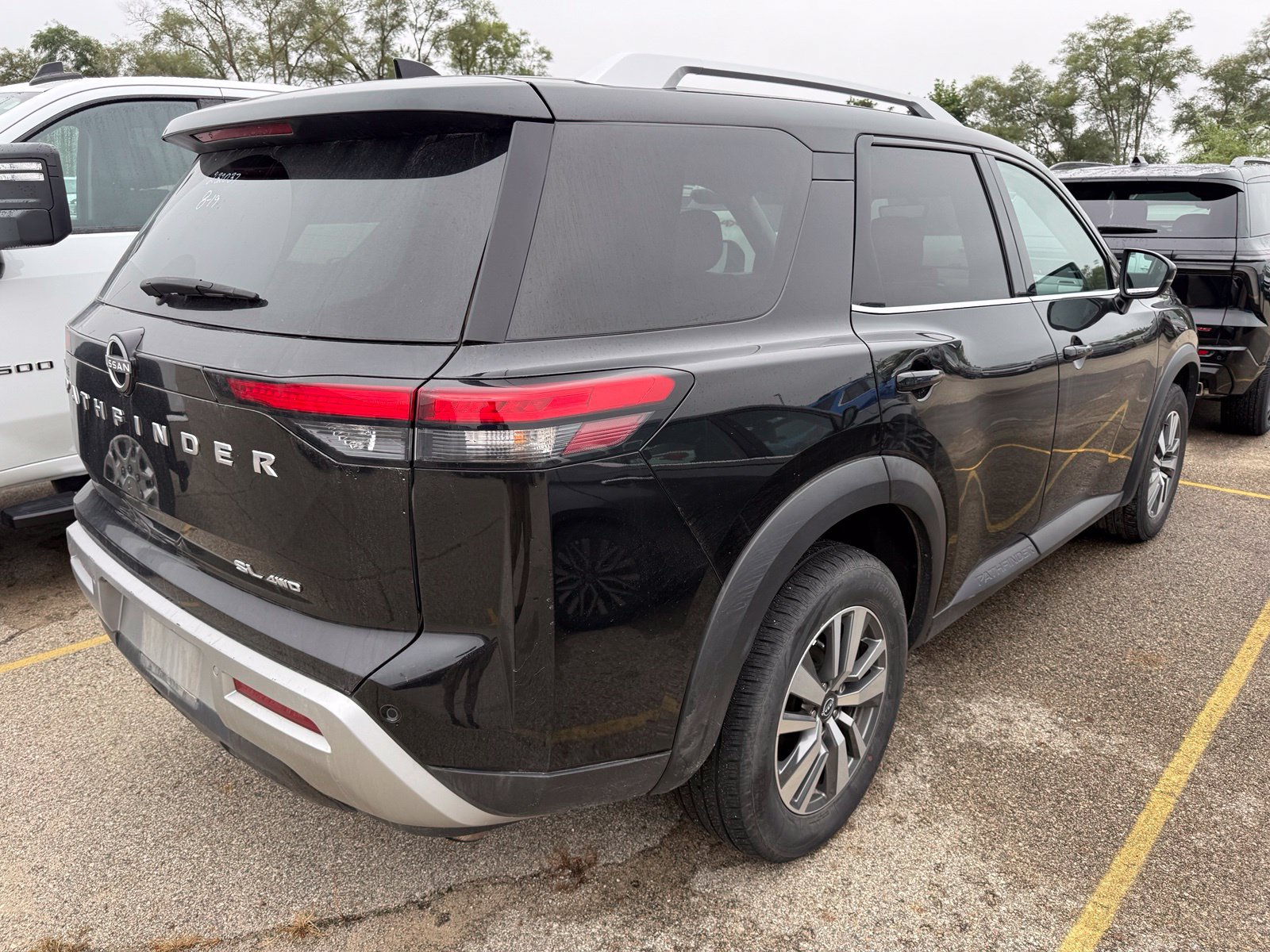 Used 2025 Nissan Pathfinder SL AWD/4WD image 2